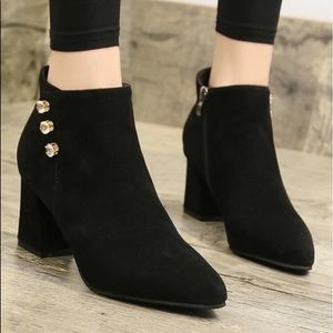 Point toe side zip chunky boots
